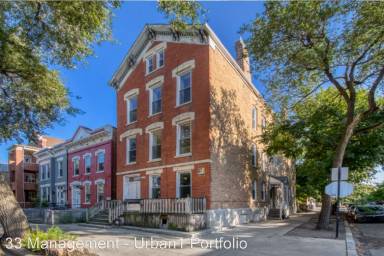 Main picture of 1437 W Superior St