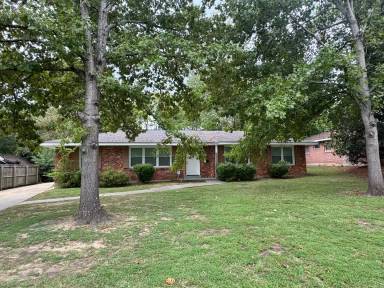 Main picture of 2434 Oxford Dr