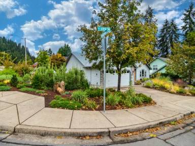 Main picture of 686 S 69th Pl