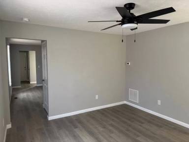 Main picture of 933 Lawrence Dr