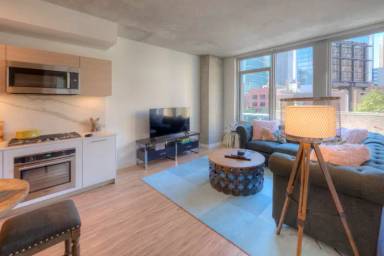 Main picture of 215 N Desplaines St