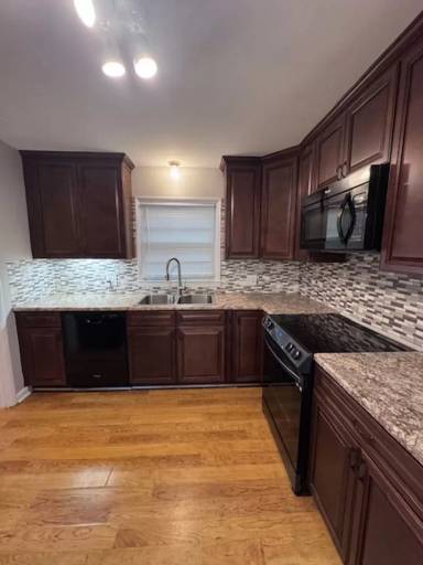 Main picture of 448 E John St