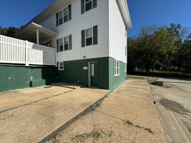 Main picture of 701 Broadway St