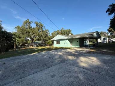 Main picture of 320 E Oak St