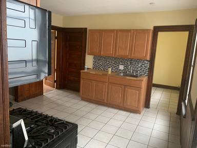 Main picture of 81 Thompson St