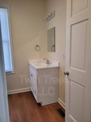 Main picture of 5948 Main St