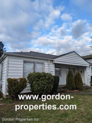 Main picture of 9203 SE Stark St