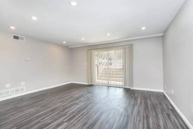 Main picture of 1010 E Elm St