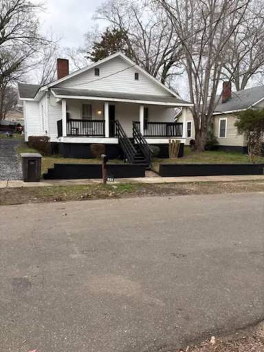 Main picture of 221 E Bell St
