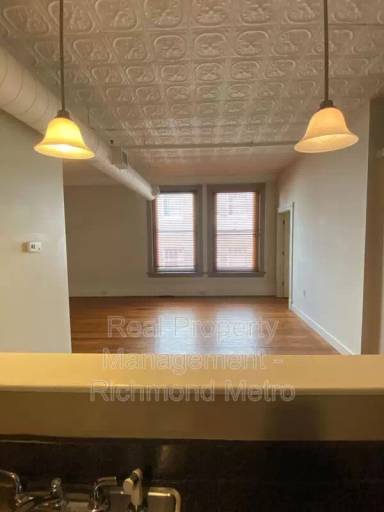 Main picture of 121 W Broad St