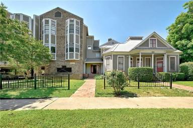 Main picture of 915 W 23rd St