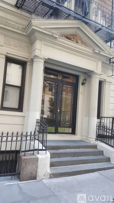 Main picture of 342 W 56th St