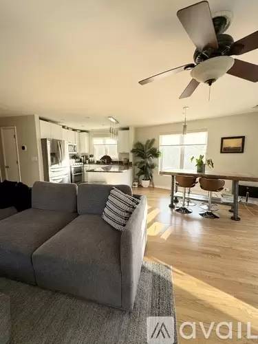 Main picture of 875 N Milwaukee Ave
