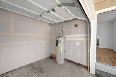 Main picture of 404-406 SW Elmwood Ave