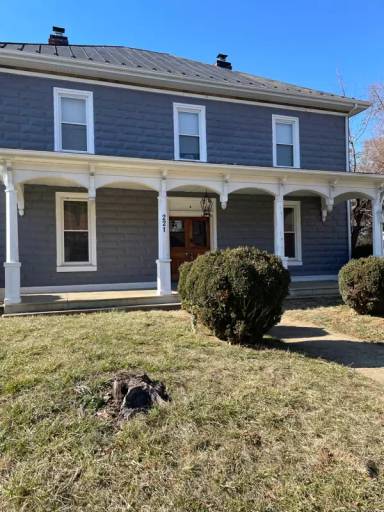 Main picture of 221 N Poplar Ave