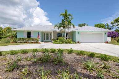 Main picture of 2955 NE Loquat Ln