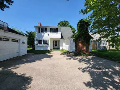 Main picture of 2033 Portage Ave