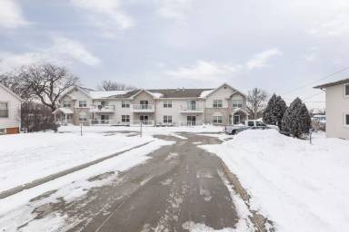 Main picture of 4860 S 131st St