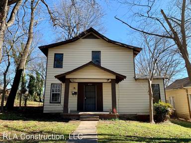 Main picture of 2707 Washington St