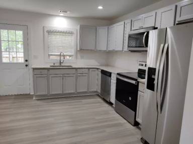 Main picture of 770 N Donahue Dr