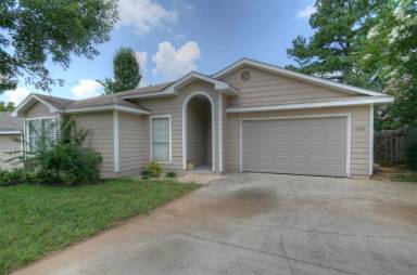 Main picture of 105 Oakline Dr