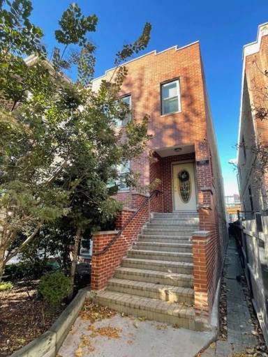 Main picture of 2444 W Homer St