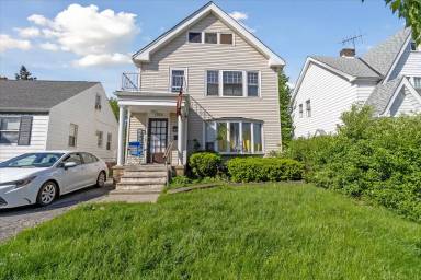 Main picture of 1524 E 204th St
