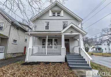 Main picture of 985 Bloomfield Ave