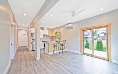Main picture of 72 Covington St