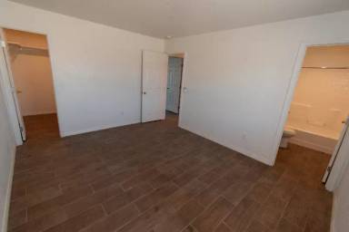 Main picture of 2842 Dixie St