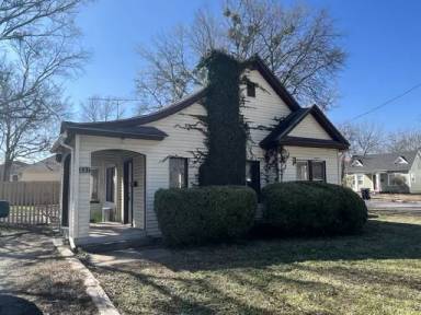 Main picture of 231 W 21st St