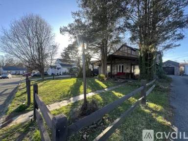 Main picture of 90 Florence Ave