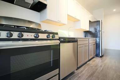 Main picture of 823 N Racine Ave