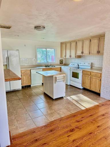 Main picture of 216 Elsie Rd