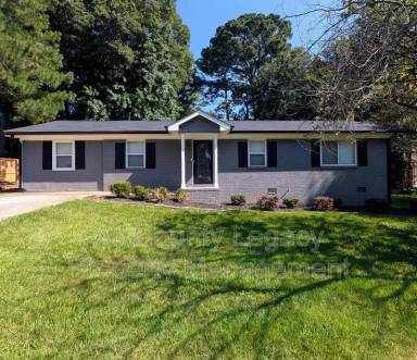 Main picture of 914 Carlton Dr SE