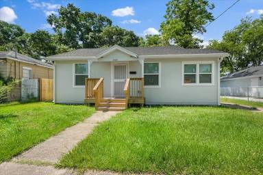 Main picture of 1484 W 10th St
