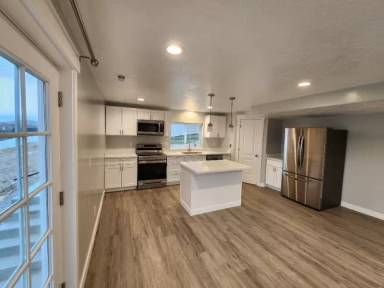 Main picture of 463 N Hillview Dr