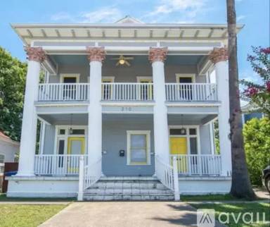 Main picture of 208 E Arsenal
