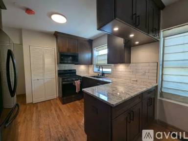 Main picture of 2611 W Argyle St