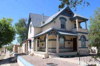 Main picture of 1230 E 10th St