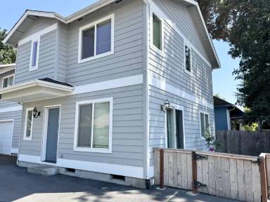 Main picture of 212 Oak St