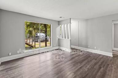 Main picture of 2410 Lyndon Ave