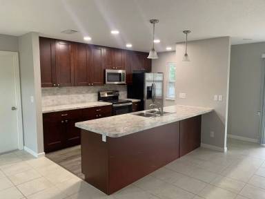 Main picture of 10186 Thayer St