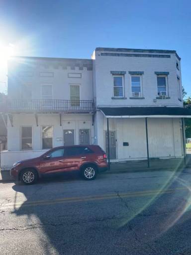 Main picture of 1102 1/2 Lynn St