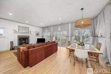 Main picture of 2422 W Gunnison St