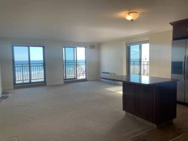 Main picture of 220 W Broadway