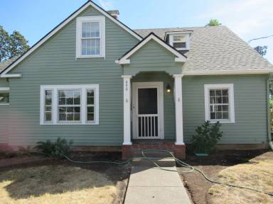 Main picture of 490 Superior St S