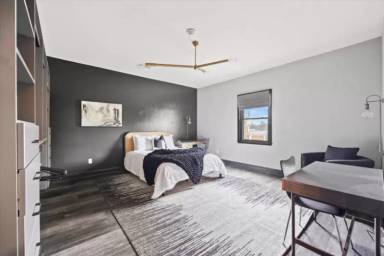 Main picture of 1055 Park Avenue Ext