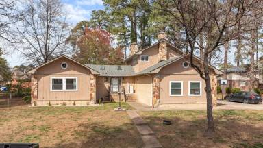 Main picture of 1520 Carson Cres E
