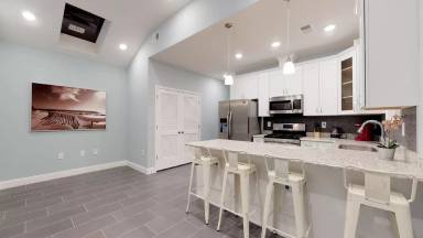 Main picture of 250 Hutton St
